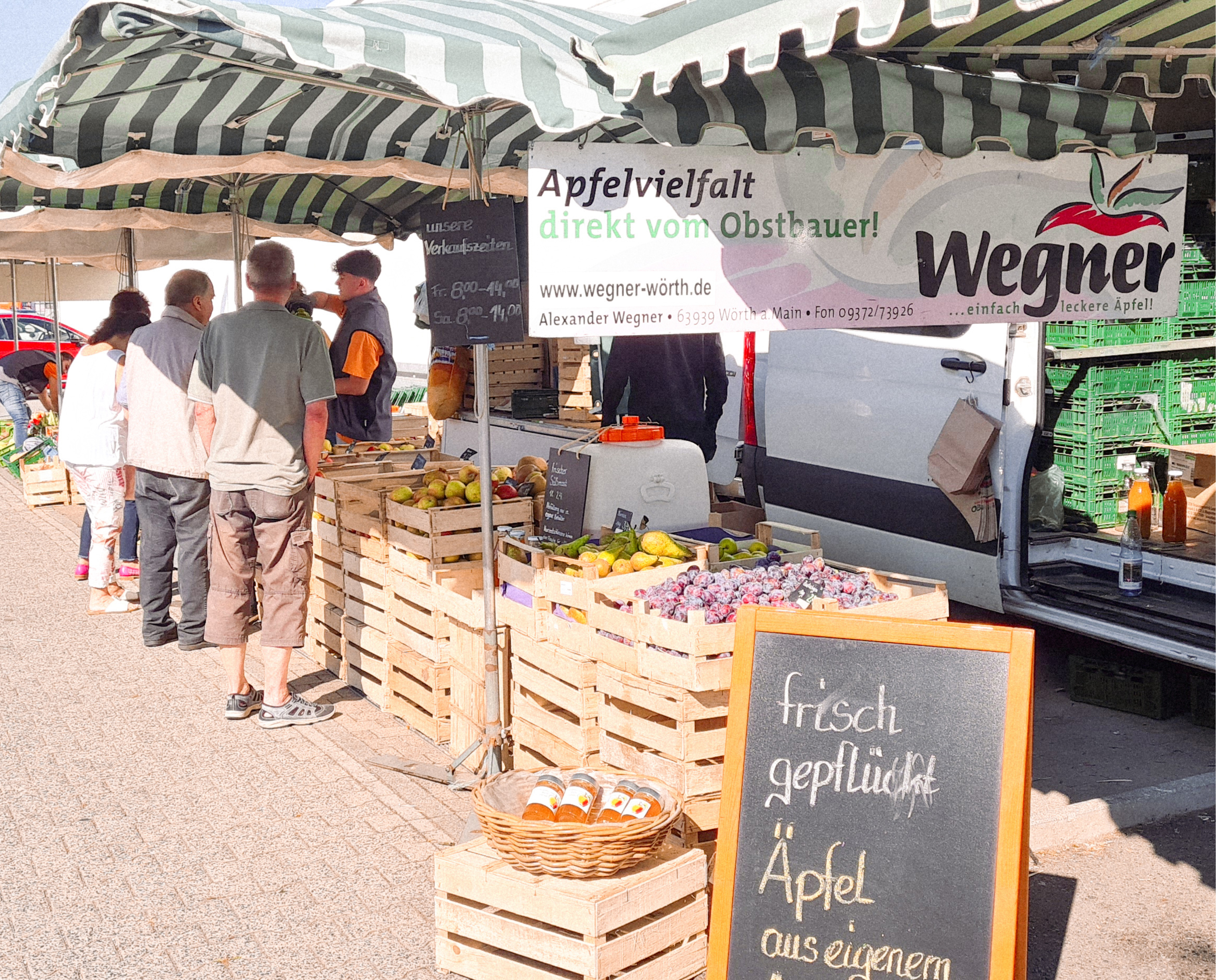 Der Marktstand in voller Pracht